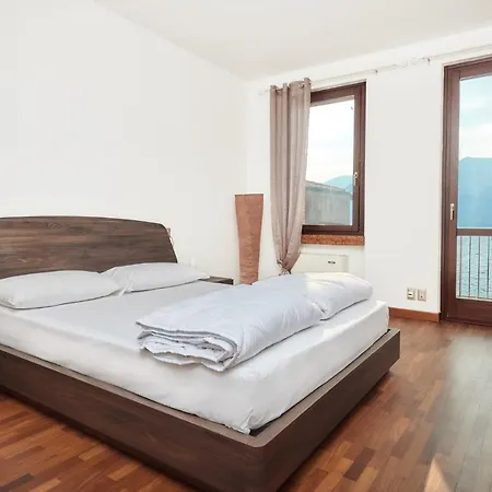 Front Casa Christina Feriehus Malcesine